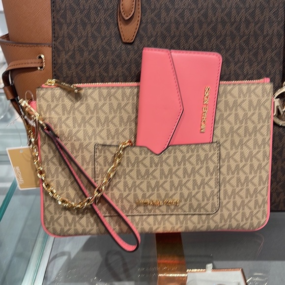 MICHAEL KORS JET SET ITEM LG 2 in 1 CARD CASE & WRISTLET
Tea Rose 
NWT - Picture 5 of 16